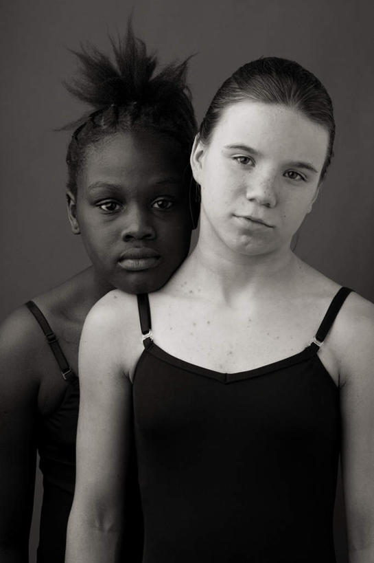 西方人,脸,头,脸颊,两个人,伙伴,朋友,站,竖图,室内,特写,白天,正面,锻炼,友谊,运动,欧洲,非洲,黑人,欧洲人,注视,观察,看,站着,观看,察看,紧身衣,关注,体操服,体育,友情,年轻女性,女人,女性,白种人,非洲人,头部,脸部,脸蛋,面部,站立,半身,彩图,健身