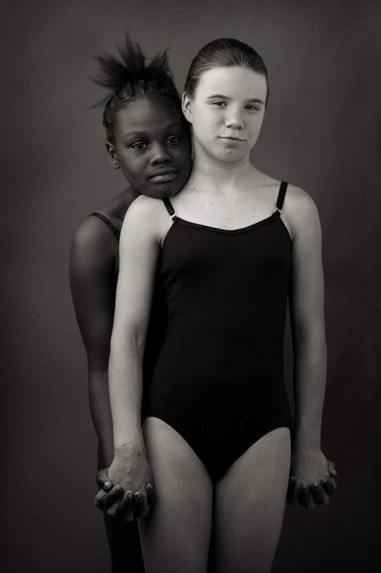 西方人,两个人,伙伴,朋友,站,竖图,室内,白天,正面,锻炼,友谊,运动,欧洲,非洲,黑人,欧洲人,注视,观察,看,站着,观看,察看,紧身衣,关注,体操服,体育,友情,年轻女性,女人,女性,白种人,非洲人,站立,半身,彩图,健身