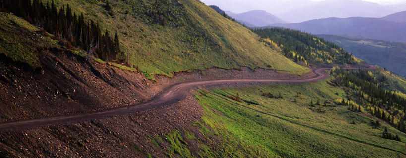 无人,横图,俯视,室外,白天,旅游,度假,草地,草坪,美景,山,山脉,树林,植物,道路,路,加拿大,景观,山峰,小路,交通,山峦,娱乐,草,树,树木,蓝色,绿色,蓝天,天空,自然,群山,天,享受,休闲,景色,放松,乡间小路,生长,晴朗,成长,北美,北美洲,自然风光,美洲,阿尔伯塔省,万里无云,阿尔伯塔,北亚美利加洲,亚美利加洲,艾伯塔,艾伯塔省,晴空,晴空万里,彩图,高角度拍摄