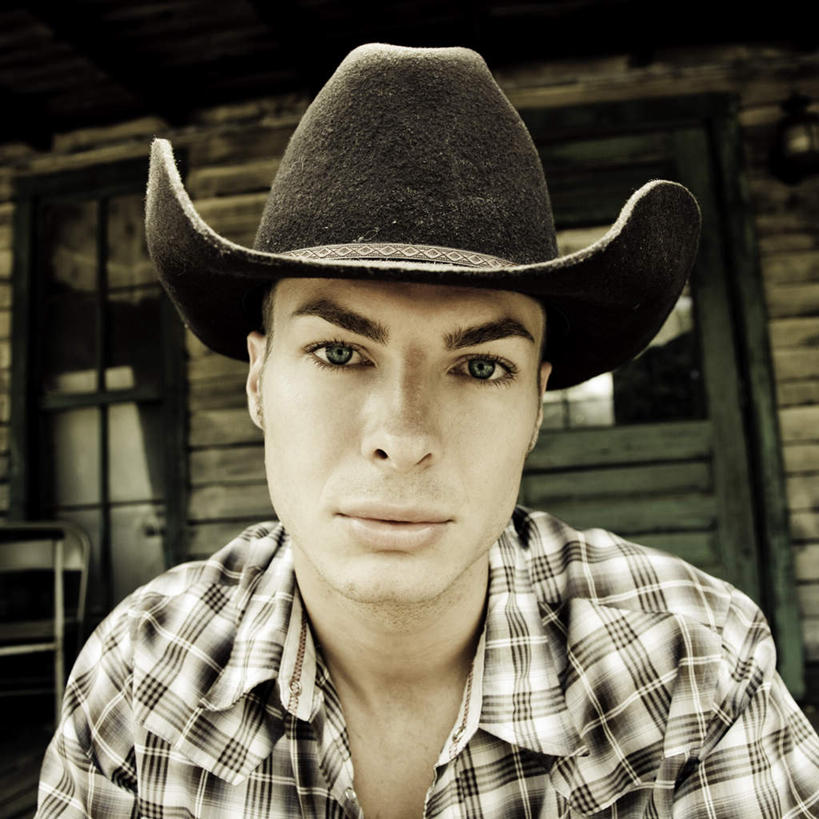 西方人,脸,头,脸颊,一个人,家,木屋,笑,微笑,露齿笑,方图,室内,白天,正面,衬衫,帽子,欧洲,欧洲人,仅一个男性,仅一个人,一幢,服装,注视,休闲装,住宅,仅一个年轻男性,衣服,遮阳帽,观察,看,休闲,休闲服,牛仔帽,服饰,观看,察看,关注,男人,男性,年轻男性,白种人,头部,脸部,脸蛋,面部,半身,彩图,衬衣,茅舍,茅屋,棚屋,小木屋,小屋