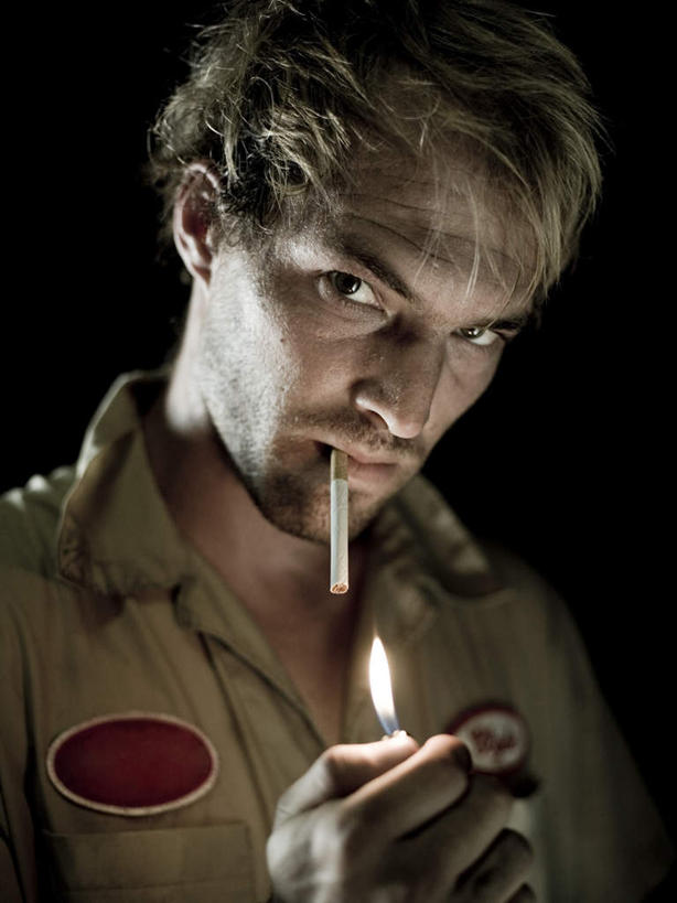 西方人,脸,头,脸颊,一个人,吸烟,竖图,室内,白天,正面,香烟,欧洲,欧洲人,仅一个男性,仅一个人,一根,注视,仅一个年轻男性,观察,看,打火机,烟,观看,察看,关注,男人,男性,年轻男性,白种人,头部,脸部,脸蛋,面部,卷烟,烟草,纸烟,抽烟,半身,彩图