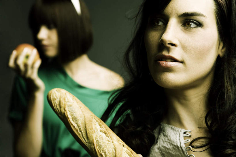 点心,面包,西方人,脸,头,脸颊,两个人,伙伴,朋友,横图,室内,白天,正面,友谊,欧洲,欧洲人,服装,装饰,食品,面点,注视,休闲装,食物,糕点,一个,衣服,白色,发箍,发饰,饰品,观察,看,休闲,休闲服,服饰,单个,头箍,观看,察看,关注,发卡,法式长棍,配饰,友情,年轻女性,女人,女性,白种人,头部,脸部,脸蛋,面部,半身,彩图