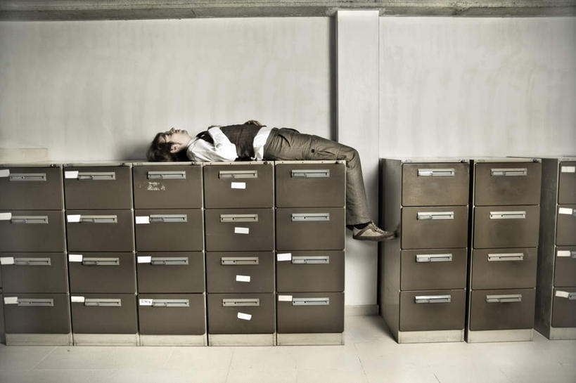 西方人,一个人,商务人士,商务男性,办公室,躺,横图,室内,白天,侧面,衬衫,柜子,抽屉,欧洲,欧洲人,仅一个男性,仅一个人,仅一个中年男性,一堆,许多,堆叠,堆积,套装,服装,材料,档案,文件,很多,休闲装,衣服,资料,休息,休闲,休闲服,服饰,堆,文档,商务装,档案柜,工薪阶层,歇息,苏息,卧着,男人,男性,中年男性,白种人,白领,上班族,躺着,卧,彩图,全身,衬衣