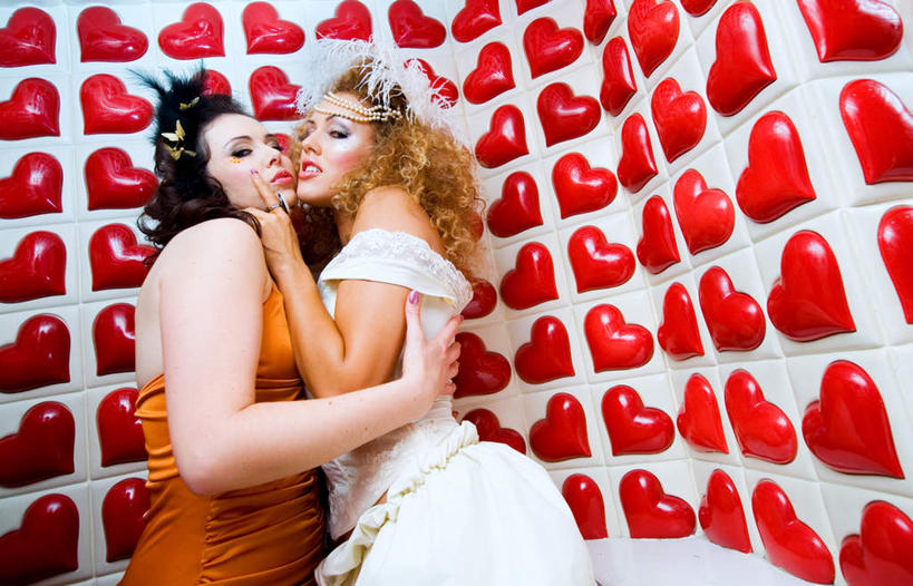 西方人,两个人,抱,摸,横图,室内,白天,仰视,晚礼服,爱情,卫生间,洗手间,欧洲,欧洲人,许多,抚摸,爱心,很多,浪漫,注视,红色,白色,装饰物,观察,看,亲昵,温暖,温馨,心形,橙色,恩爱,激情,亲密,亲热,恋人,抱着,观看,和睦,察看,搂着,关注,同性恋,张贴,亲切,密切,年轻女性,女人,女性,白种人,心型,情侣,厕所,触摸,怀抱,接触,搂,搂抱,相抱,拥抱,半身,彩图,低角度拍摄,晚宴服,舞会服,洋服,洋装,夜礼服,伴侣,融洽