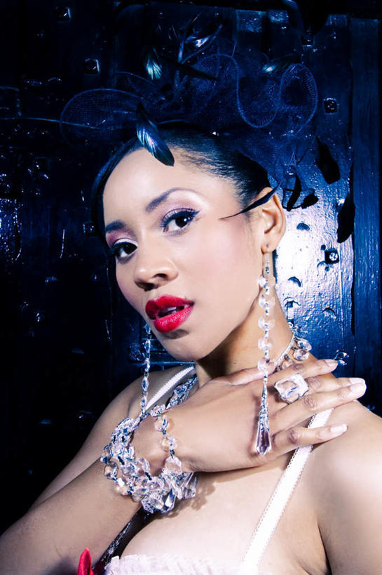 西方人,脸,头,眼睛,鼻子,嘴,脸颊,眉毛,睫毛,一个人,摸,竖图,室内,特写,白天,仰视,爱情,照明,欧洲,欧洲人,瞳孔,仅一个年轻女性,仅一个女性,仅一个人,抚摸,光线,灯光,浪漫,注视,灯,装饰品,戒指,饰品,首饰,口红,灯具,观察,看,恩爱,眼部,手镯,观看,聚光灯,信物,照亮,察看,权利,照明设备,红唇,关注,手饰,尤物,年轻女性,女人,女性,白种人,头部,鼻,睫,脸部,脸蛋,眉,面部,眼,眼睫毛,眼眉,嘴巴,嘴唇,触摸,接触,半身,彩图,低角度拍摄,眼眉毛,佳丽,丽人,美人