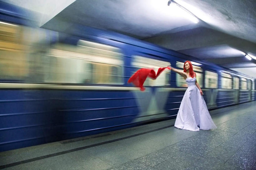 西方人,一个人,站,横图,室内,白天,侧面,裙子,跳舞,地铁,车站,欧洲,欧洲人,仅一个年轻女性,仅一个女性,仅一个人,一辆,一条,连衣裙,朦胧,模糊,丝绸,丝带,地铁站,缎带,站台,轨道交通,注视,月台,绸带,红色,蓝色,白色,观察,驾驶,看,行驶,站着,观看,操纵,快速,控制,察看,关注,舞姿,操控,快捷,把持,疾速,倏地,年轻女性,女人,女性,白种人,站立,彩图,全身,舞蹈,地铁机动车,地下铁,轻轨