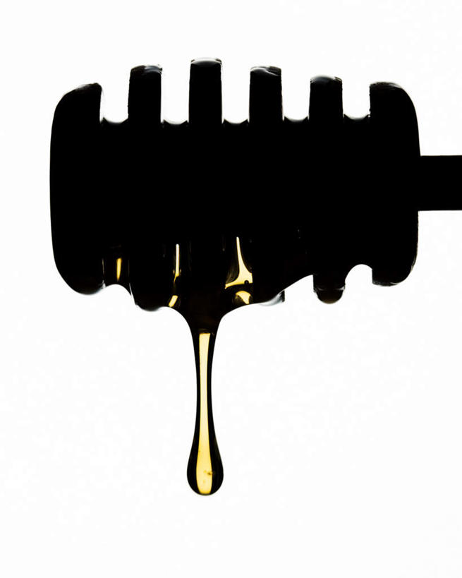 点心,蜂蜜,无人,竖图,室内,特写,白天,白色背景,正面,静物,食品,甜点,甜品,滴落,食物,一个,甜食,摄影,流动,影棚,下坠,单个,搅蜜棒,彩图,影棚拍摄,拍摄,坠落