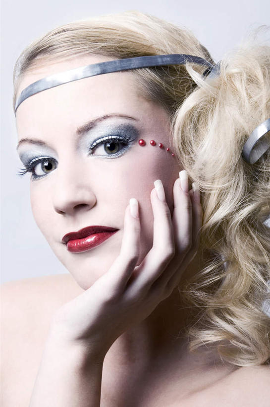 西方人,一个人,站,竖图,室外,白天,正面,欧洲,欧洲人,仅一个年轻女性,仅一个女性,仅一个人,撑,托腮,发带,裸露,托,站着,金色,托下巴,裸,年轻女性,女人,女性,白种人,长发,卷发,站立,半身,彩图