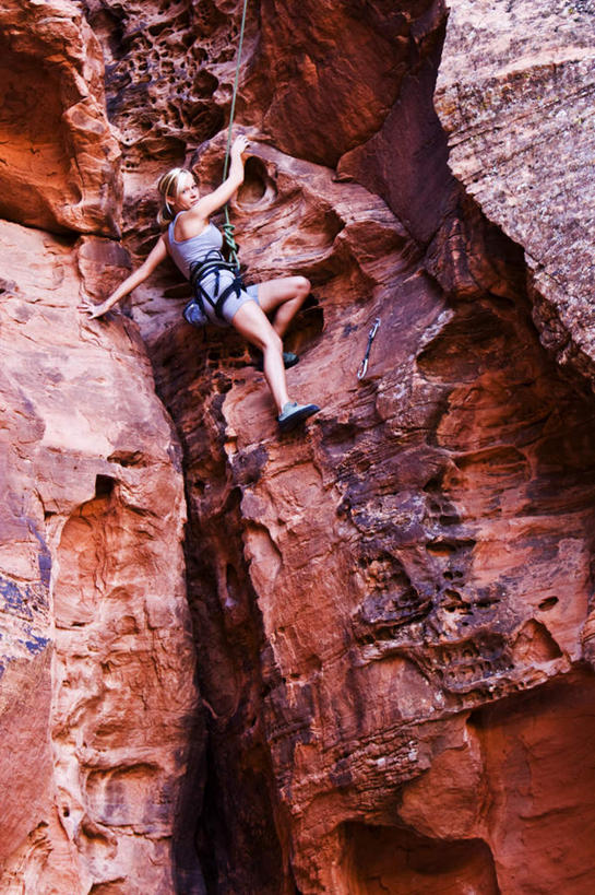 西方人,一个人,举,攀登,竖图,室外,白天,仰视,锻炼,运动,石头,欧洲,欧洲人,仅一个年轻女性,仅一个女性,仅一个人,石子,托,体育,年轻女性,女人,女性,白种人,石块,岩石,登攀,登山,举起,举手,举着,爬山,攀,攀高,攀爬,向上举,向上伸,向上托,彩图,低角度拍摄,全身,健身