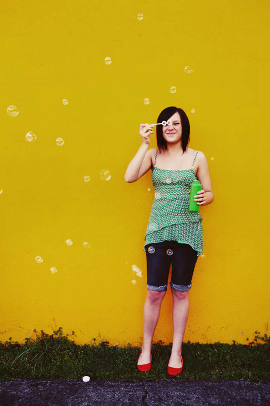 西方人,一个人,站,竖图,室外,白天,正面,草地,草坪,植物,欧洲,欧洲人,仅一个年轻女性,仅一个女性,仅一个人,墙,墙壁,墙面,草,绿色,泡泡,站着,泡泡机,年轻女性,女人,女性,白种人,站立,彩图,全身