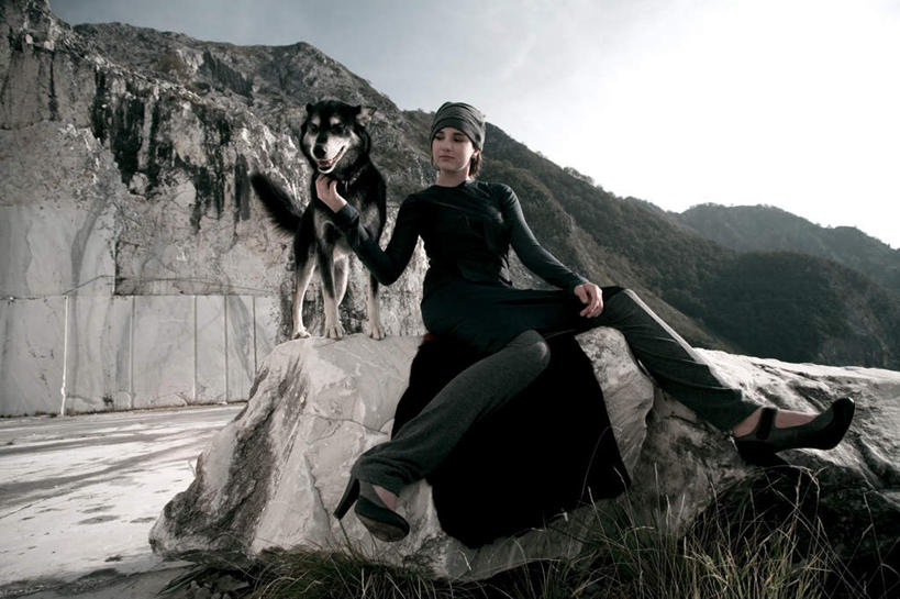 西方人,一个人,坐,横图,室外,白天,正面,草地,草坪,石头,山,山脉,树林,植物,宠物,狗,帽子,欧洲,欧洲人,仅一个女性,仅一个人,一排,许多,阴影,服装,整齐,光线,石子,影子,山峰,山峦,很多,注视,休闲装,草,树,树木,排列,一只,衣服,绿色,阳光,自然,动物,群山,观察,回头,看,转头,仅一个中年女性,休闲,休闲服,可爱,服饰,生长,成长,观看,挑逗,察看,队列,关注,忠诚,无边帽,撩拨,女人,女性,中年女性,白种人,石块,岩石,犬,坐着,彩图,全身