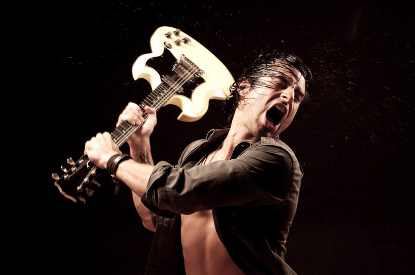 西方人,一个人,举,横图,室内,白天,正面,欧洲,欧洲人,仅一个男性,仅一个人,握,灰色背景,服装,吉他,乐器,弦乐器,拿,拿着,休闲装,仅一个年轻男性,衣服,黑色,托,张嘴,休闲,休闲服,握着,摄影,服饰,影棚,潮湿,弹拨弦鸣乐器,张大嘴巴,湿润,男人,男性,年轻男性,白种人,张开嘴,举起,举手,举着,向上举,向上伸,向上托,半身,彩图,影棚拍摄,拍摄,弹拨弦乐器