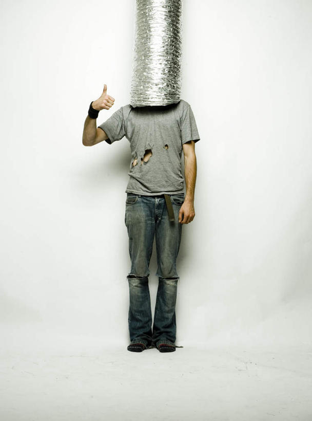 西方人,一个人,站,举,竖图,室内,白天,白色背景,正面,金属制品,欧洲,欧洲人,仅一个男性,仅一个人,阴影,服装,裤子,反射,测量,金属,铁桶,桶,影子,牛仔裤,休闲装,破坏,破损,仅一个年轻男性,衣服,容器,手势,托,站着,休闲,休闲服,竖,摄影,服饰,影棚,储藏,翘,损坏,食指,储存,尺寸,丈量,数量,男人,男性,年轻男性,白种人,大拇指,举起,举手,举着,向上举,向上伸,向上托,站立,半身,彩图,影棚拍摄,拍摄,贮存