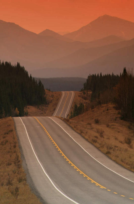 无人,竖图,俯视,室外,白天,度假,草地,草坪,美景,日落,山,山脉,植物,城市风光,城市,道路,路,公路,加拿大,景观,山峰,晚霞,霞光,落日,分界线,停车线,交通,山峦,娱乐,草,树,树木,绿色,天空,黄昏,群山,天,享受,休闲,景色,彩霞,放松,生长,成长,车行道,车行道分界线,北美,北美洲,标线,美洲,车行线,洛矶山脉,落基山脉,北亚美利加洲,亚美利加洲,亚伯达盆地,夕照,夕阳,马路,彩图,高角度拍摄,斜阳