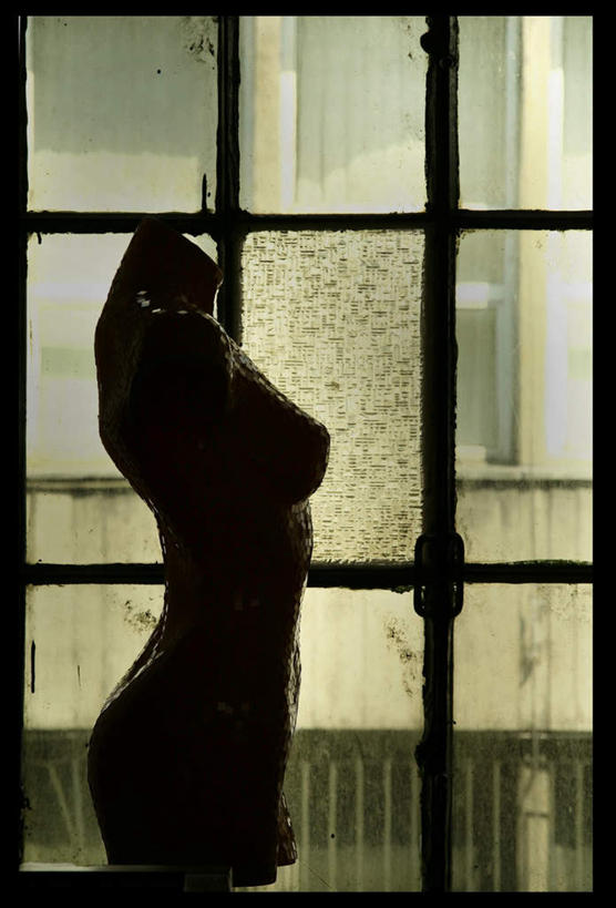 乳房,无人,商店,竖图,室内,白天,正面,购物,消费,窗户,超市,玻璃,人造模特,破坏,破损,玻璃窗,玻璃制品,金融,百货,道具,损坏,服装店,选购,贸易,百货公司,服装模特,服饰店,模特道具,时装道具,展示道具,服装模特道具,陈列道具,血拼,彩图,购物商场,购物中心,商业中心