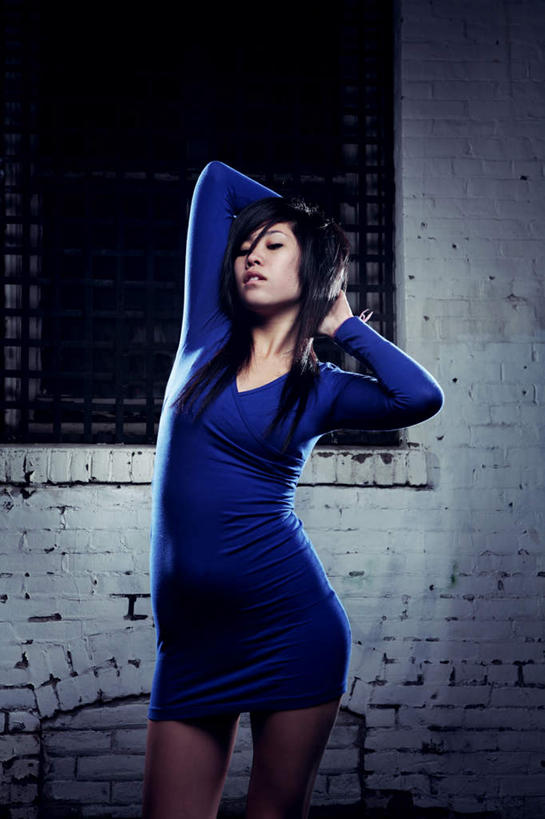 东方人,一个人,站,举,闭眼,摸,竖图,室外,白天,正面,亚洲,仅一个年轻女性,仅一个女性,仅一个人,抱头,抚摸,服装,墙,休闲装,黄种人,墙壁,墙面,衣服,蓝色,托,站着,休闲,休闲服,服饰,捧首,捧头,扭动,年轻女性,女人,女性,亚洲人,闭眼睛,闭着眼,闭着眼睛,触摸,接触,举起,举手,举着,向上举,向上伸,向上托,站立,半身,彩图