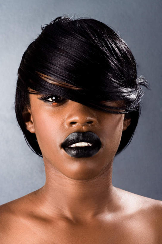 西方人,脸,头,眼睛,鼻子,嘴,脸颊,眉毛,睫毛,一个人,模特,竖图,室内,特写,白天,正面,化妆,时尚,性感,欧洲,非洲,黑人,欧洲人,瞳孔,仅一个年轻女性,仅一个女性,仅一个人,蓝色背景,漂亮,绿色,诱惑,眼部,摄影,影棚,勾引,时髦,时兴,引诱,妖媚,尤物,年轻女性,女人,女性,非洲人,头部,鼻,睫,脸部,脸蛋,眉,面部,眼,眼睫毛,眼眉,嘴巴,嘴唇,模特儿,半身,彩图,影棚拍摄,拍摄,眼眉毛,佳丽,丽人,美人