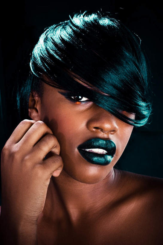 西方人,脸,头,眼睛,鼻子,嘴,脸颊,眉毛,睫毛,手,一个人,模特,摸,竖图,室内,特写,白天,正面,化妆,时尚,性感,欧洲,非洲,黑人,欧洲人,瞳孔,仅一个年轻女性,仅一个女性,仅一个人,抚摸,黑色背景,漂亮,绿色,手部,诱惑,眼部,摄影,影棚,单手,勾引,时髦,时兴,引诱,妖媚,尤物,年轻女性,女人,女性,非洲人,头部,鼻,睫,脸部,脸蛋,眉,面部,眼,眼睫毛,眼眉,嘴巴,嘴唇,模特儿,触摸,接触,半身,彩图,影棚拍摄,拍摄,眼眉毛,佳丽,丽人,美人