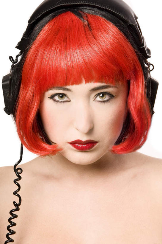 西方人,脸,头,眼睛,鼻子,嘴,脸颊,眉毛,睫毛,头发,一个人,模特,竖图,室内,特写,白天,白色背景,正面,化妆,时尚,性感,快乐,满意,幸福,欧洲,欧洲人,瞳孔,仅一个年轻女性,仅一个女性,仅一个人,音响,音乐,漂亮,娱乐,一个,红色,耳机,享受,休闲,放松,诱惑,眼部,摄影,影棚,单个,勾引,舒适,享乐,时髦,时兴,引诱,妖媚,尤物,年轻女性,女人,女性,白种人,头部,鼻,睫,脸部,脸蛋,眉,面部,眼,眼睫毛,眼眉,嘴巴,嘴唇,模特儿,半身,彩图,影棚拍摄,拍摄,眼眉毛,佳丽,丽人,美人