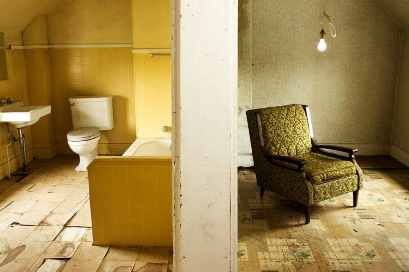 无人,横图,室内,白天,侧面,复古,家具,生活用品,卫生间,洗手间,椅子,照明,一张,吊挂,悬挂,古老,陈旧,灯泡,马桶,挂,灯,一个,灯具,比较,座便器,白炽灯,单个,对比,照亮,对照,卫浴,照明工具,白炽灯泡,子孙桶,比拟,比照,厕所,彩图