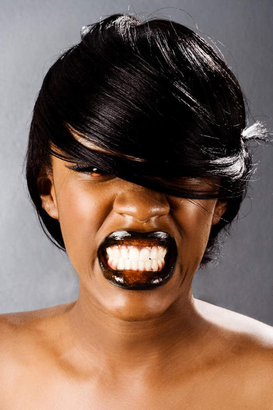 西方人,脸,头,眼睛,鼻子,嘴,脸颊,眉毛,睫毛,一个人,模特,竖图,室内,特写,白天,正面,化妆,时尚,性感,欧洲,非洲,黑人,欧洲人,瞳孔,仅一个年轻女性,仅一个女性,仅一个人,紫色背景,生气,漂亮,绿色,诱惑,咬牙,愤怒,眼部,摄影,影棚,勾引,发怒,时髦,情绪,脾气,忿怒,怨恨,强烈,时兴,引诱,妖媚,尤物,激动,年轻女性,女人,女性,非洲人,头部,鼻,睫,脸部,脸蛋,眉,面部,眼,眼睫毛,眼眉,嘴巴,嘴唇,模特儿,半身,彩图,影棚拍摄,拍摄,眼眉毛,佳丽,丽人,美人