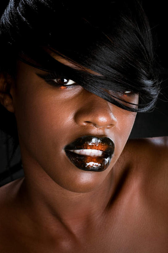 西方人,脸,头,眼睛,鼻子,嘴,脸颊,眉毛,睫毛,头发,一个人,模特,竖图,室内,特写,白天,正面,化妆,时尚,性感,欧洲,非洲,黑人,欧洲人,瞳孔,仅一个年轻女性,仅一个女性,仅一个人,黑色背景,注视,漂亮,绿色,观察,看,诱惑,遮,遮掩,眼部,摄影,影棚,观看,勾引,察看,掩盖,遮挡,关注,时髦,遮盖,掩饰,时兴,引诱,妖媚,尤物,年轻女性,女人,女性,非洲人,头部,鼻,睫,脸部,脸蛋,眉,面部,眼,眼睫毛,眼眉,嘴巴,嘴唇,模特儿,半身,彩图,影棚拍摄,拍摄,眼眉毛,佳丽,丽人,美人