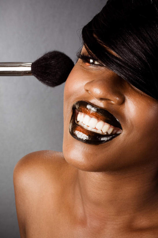 西方人,脸,头,眼睛,鼻子,嘴,脸颊,眉毛,睫毛,一个人,模特,笑,微笑,露齿笑,竖图,室内,特写,白天,正面,化妆,时尚,性感,欧洲,非洲,黑人,欧洲人,瞳孔,仅一个年轻女性,仅一个女性,仅一个人,一把,握,紫色背景,拿,拿着,注视,漂亮,绿色,化妆刷,刷子,观察,看,诱惑,握着,眼部,摄影,影棚,腮红刷,观看,勾引,察看,美容工具,关注,时髦,彩妆刷,化妆工具,时兴,引诱,妖媚,尤物,年轻女性,女人,女性,非洲人,头部,鼻,睫,脸部,脸蛋,眉,面部,眼,眼睫毛,眼眉,嘴巴,嘴唇,模特儿,半身,彩图,影棚拍摄,拍摄,眼眉毛,佳丽,丽人,美人