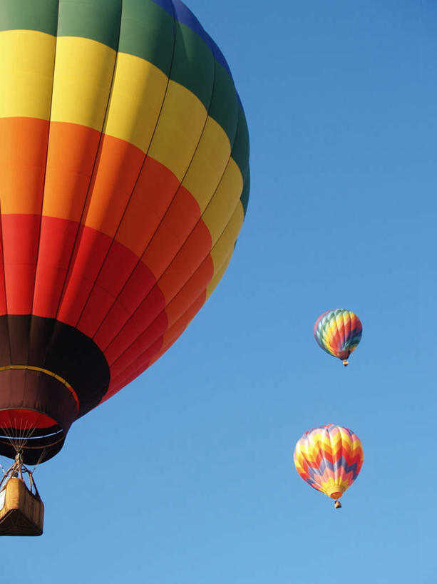 无人,竖图,彩色,室外,白天,仰视,旅游,度假,美景,许多,漂浮,飞行,景观,交通,很多,娱乐,航空,蓝色,蓝天,天空,自然,热气球,交通工具,天,享受,休闲,景色,放松,运输,空中,晴朗,漂流,自然风光,载具,万里无云,流浪,流落,流散,漂泊,飘泊,飘流,晴空,晴空万里,彩图,低角度拍摄