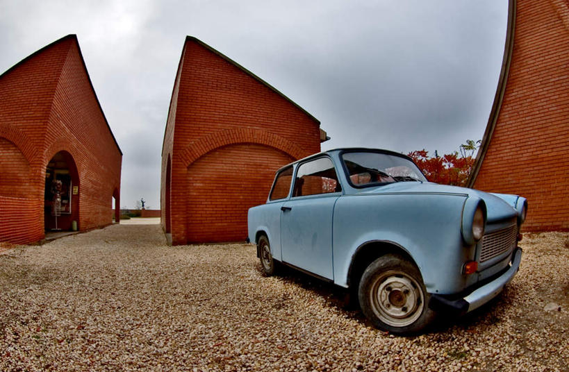 无人,博物馆,横图,室外,白天,仰视,旅游,度假,美景,卡车,汽车,一辆,墙,景观,拱门,娱乐,墙壁,墙面,车,黄色,蓝色,蓝天,天空,自然,交通工具,天,享受,休闲,景色,放松,停放,晴朗,自然风光,载具,万里无云,前苏联,晴空,晴空万里,彩图,低角度拍摄
