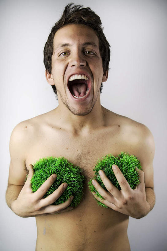 西方人,脸,头,眼睛,鼻子,嘴,脸颊,眉毛,睫毛,手,一个人,站,笑,大笑,竖图,室内,白天,正面,兴奋,植物,欧洲,欧洲人,双手,瞳孔,仅一个男性,仅一个人,握,灰色背景,拿,拿着,注视,仅一个年轻男性,绿色,观察,看,站着,张嘴,手部,握着,眼部,摄影,影棚,生长,成长,观看,察看,关注,张大嘴巴,哈哈大笑,男人,男性,年轻男性,白种人,头部,鼻,鼻孔,睫,脸部,脸蛋,眉,面部,眼,眼睫毛,眼眉,嘴巴,嘴唇,张开嘴,站立,半身,彩图,影棚拍摄,高兴,狂笑,拍摄,眼眉毛