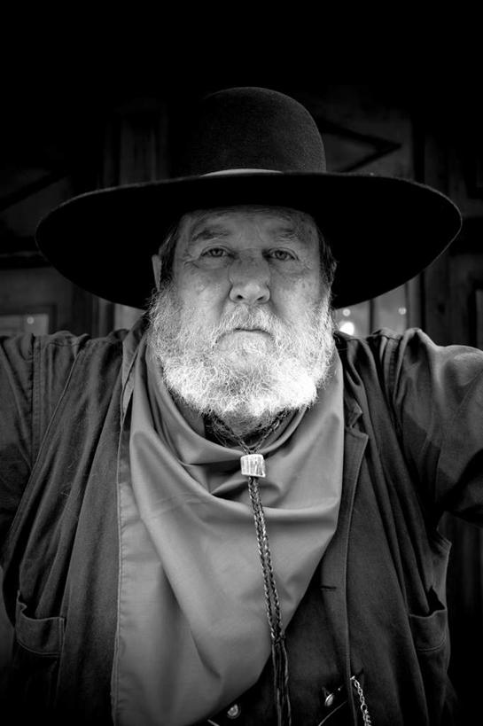 西方人,胡须,一个人,竖图,黑白,室外,白天,正面,帽子,欧洲,欧洲人,仅一个男性,仅一个人,朦胧,模糊,注视,礼帽,观察,看,仅一个老年男性,观看,察看,关注,一顶,老年男性,男人,男性,白种人,胡子,小胡子,半身