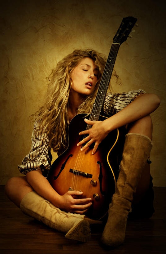 西方人,一个人,模特,坐,闭眼,抱,摸,竖图,室内,白天,正面,光晕,欧洲,欧洲人,仅一个年轻女性,仅一个女性,仅一个人,一把,抚摸,黑色背景,服装,吉他,乐器,弦乐器,衣服,黄色,摄影,服饰,影棚,抱着,搂着,衣着,穿着,弹拨弦鸣乐器,衣饰,时装,年轻女性,女人,女性,白种人,模特儿,闭眼睛,闭着眼,闭着眼睛,触摸,接触,搂,搂抱,坐着,半身,彩图,影棚拍摄,拍摄,弹拨弦乐器