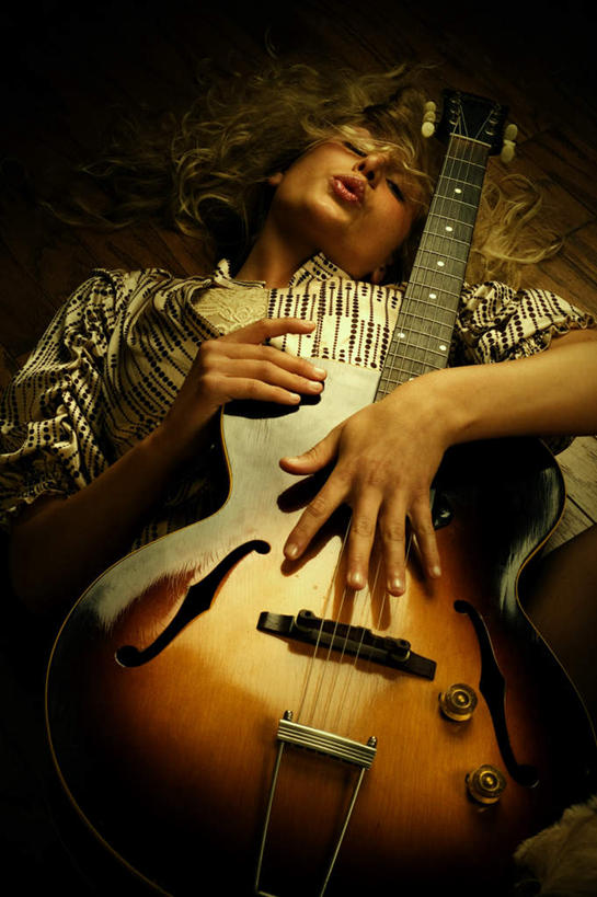 西方人,一个人,模特,坐,闭眼,抱,摸,竖图,室内,白天,仰视,光晕,欧洲,欧洲人,仅一个年轻女性,仅一个女性,仅一个人,一把,抚摸,黑色背景,服装,吉他,乐器,弦乐器,衣服,黄色,摄影,服饰,影棚,抱着,搂着,衣着,穿着,弹拨弦鸣乐器,衣饰,时装,年轻女性,女人,女性,白种人,模特儿,闭眼睛,闭着眼,闭着眼睛,触摸,接触,搂,搂抱,坐着,半身,彩图,低角度拍摄,影棚拍摄,拍摄,弹拨弦乐器