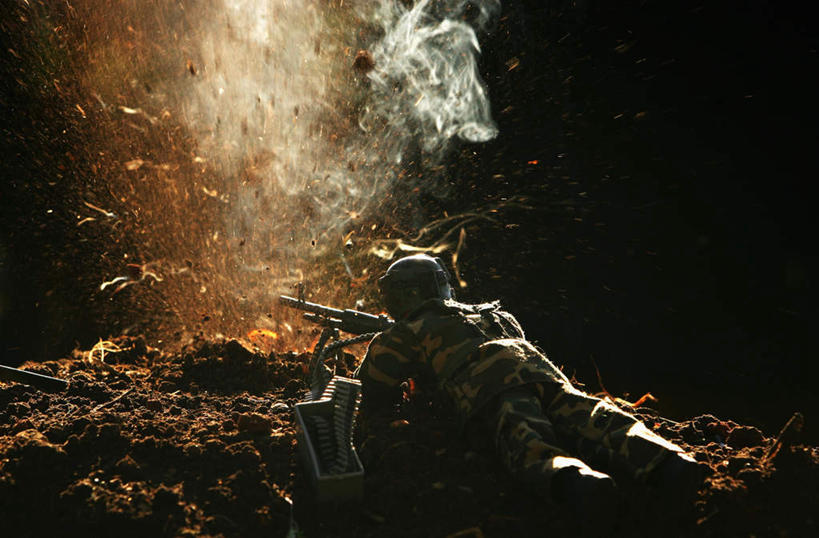 西方人,一个人,横图,室外,白天,正面,制服,热情,爆炸,火,帽子,欧洲,欧洲人,仅一个男性,仅一个人,阴影,反射,火焰,枪,头盔,影子,土地,燃烧,注视,仅一个年轻男性,衣服,安全帽,观察,看,趴着,战争,观看,军人,察看,军装,关注,军服,战斗,战役,男人,男性,年轻男性,白种人,趴,半身,彩图