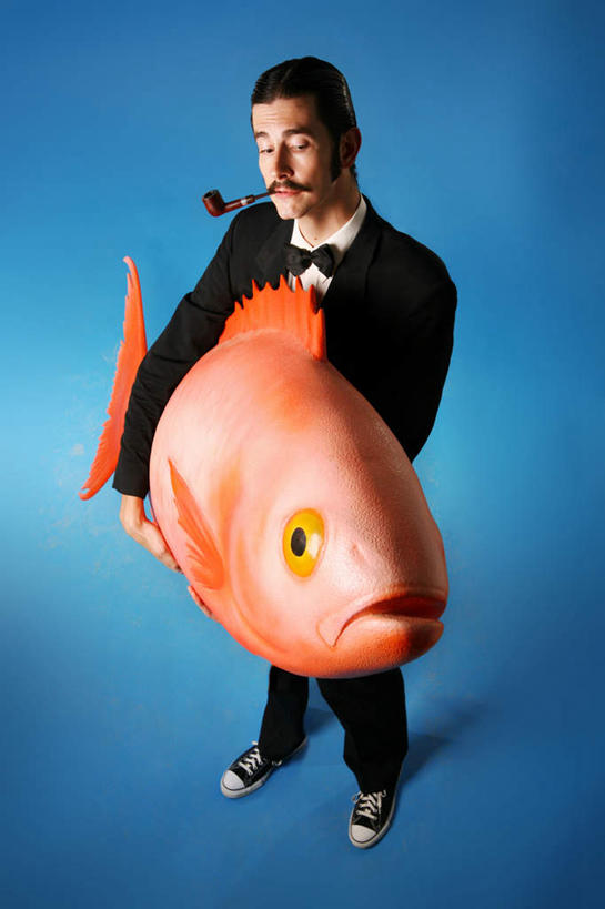 西方人,脸,头,眼睛,鼻子,嘴,耳朵,脸颊,眉毛,睫毛,胡须,一个人,站,竖图,室内,白天,正面,衬衫,西装,游戏,兴奋,热情,玩具,鞋子,欧洲,欧洲人,瞳孔,仅一个男性,仅一个人,阴影,套装,正装,反射,鱼,领结,影子,开放,玩,注视,职业装,娱乐,鱼类,仅一个年轻男性,红色,观察,看,站着,休闲,健康,温暖,奔放,搞怪,活力,积极,激情,益智,眼部,烟斗,朝气,观看,活动,帆布鞋,休闲鞋,暖色,吉祥,察看,叼,生命,发泄,关注,消遣,智力,叼着,饱满,宣泄,革命,热烈,赤色,充实,斗志,喜气,主动,男人,男性,年轻男性,白种人,山羊胡,头部,胡子,鼻,鼻孔,耳,耳部,睫,口,口腔,脸部,脸蛋,眉,面部,眼,眼睫毛,眼眉,嘴巴,嘴唇,玩耍,嬉戏,站立,彩图,全身,衬衣,欢乐,眼眉毛