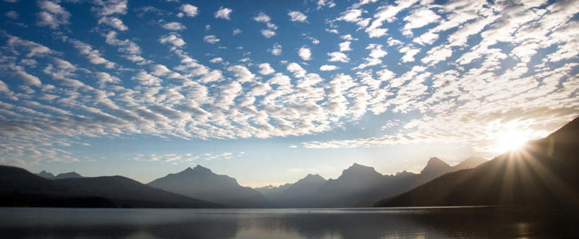 无人,公园,横图,室外,白天,正面,旅游,度假,湖,湖泊,美景,山,山脉,水,美国,阴影,光线,影子,湖面,景观,山峰,水流,水面,云,云朵,山峦,云彩,娱乐,蓝色,白云,蓝天,天空,阳光,自然,湖水,群山,天,享受,休闲,景色,放松,晴朗,北美,北美洲,自然风光,美洲,蒙大拿州,北亚美利加洲,亚美利加洲,蒙大拿,长空之乡,财富之州,冰河公园,冰河国家公园,晴空,彩图