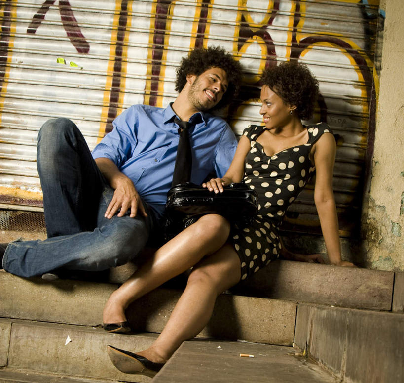 西方人,两个人,坐,笑,微笑,露齿笑,横图,室外,夜晚,正面,抽象,衬衫,裙子,爱情,绘画,楼梯,欧洲,欧洲人,拉门,连衣裙,裤子,艺术,彩绘,图案,阶梯,领带,艺术品,古典,浪漫,牛仔裤,文化,台阶,工艺品,品味,概念,温暖,温馨,恩爱,恋人,卷帘门,美术,和睦,高雅,暧昧,美学,图文,男人,男性,年轻男性,年轻女性,女人,女性,白种人,情侣,坐着,彩图,全身,衬衣,涂鸦,伴侣,融洽