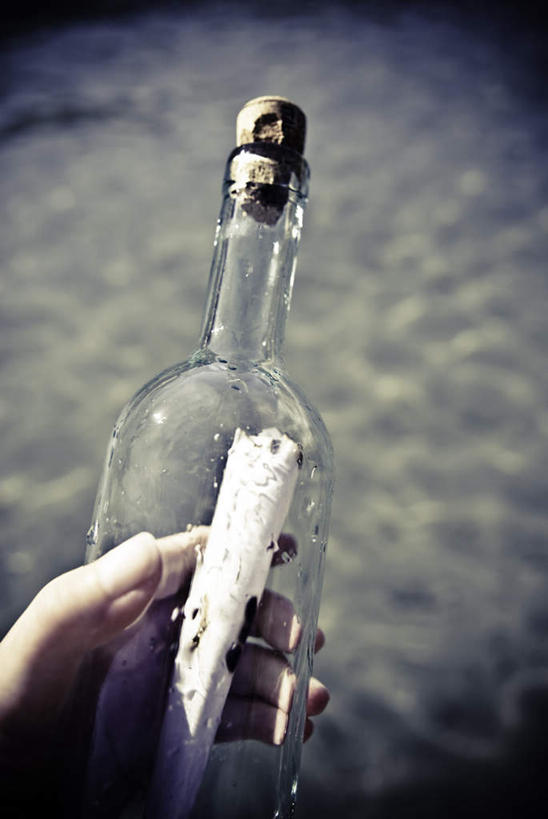 西方人,手,一个人,竖图,俯视,室外,白天,神秘,欧洲,欧洲人,仅一个年轻女性,仅一个女性,仅一个人,握,阴影,光线,罐子,影子,漂流瓶,艺术品,拿,拿着,玻璃制品,装饰品,阳光,玻璃瓶,瓶子,祈祷,惊喜,手部,握着,许愿,期待,祈求,许愿瓶,偶然,年轻女性,女人,女性,白种人,半身,彩图,高角度拍摄