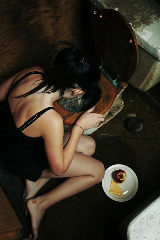 点心,东方人,手,一个人,跪,竖图,俯视,室内,白天,生活用品,卫生间,洗手间,苹果,餐具,亚洲,仅一个年轻女性,仅一个女性,仅一个人,阴影,服装,反射,碟子,盘,影子,马桶,食品,黄种人,食物,衣服,盘子,碟,饼干,零食,生病,手部,服饰,座便器,衣着,穿着,卫浴,子孙桶,呕吐,衣饰,抱病,年轻女性,女人,女性,亚洲人,厕所,跪着,半身,彩图,高角度拍摄