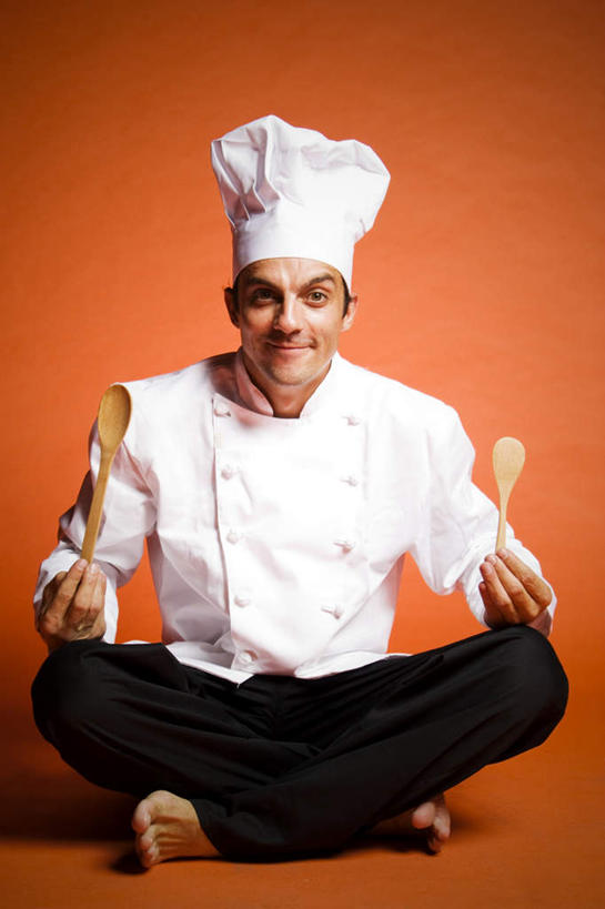 西方人,脸,头,眼睛,鼻子,嘴,耳朵,脸颊,眉毛,睫毛,手,一个人,坐,笑,盘腿,微笑,竖图,室内,白天,正面,欧洲,欧洲人,瞳孔,仅一个男性,仅一个人,握,阴影,反射,影子,勺子,墙,拿,拿着,注视,墙壁,墙面,仅一个年轻男性,调羹,汤匙,观察,看,手部,握着,眼部,观看,察看,关注,厨师服,男人,男性,年轻男性,白种人,头部,鼻,鼻孔,耳,耳部,睫,口,口腔,脸部,脸蛋,眉,面部,眼,眼睫毛,眼眉,嘴巴,嘴唇,盘腿而坐,盘膝,盘着腿的,盘着腿坐,双腿交叉,坐着,半身,彩图,眼眉毛