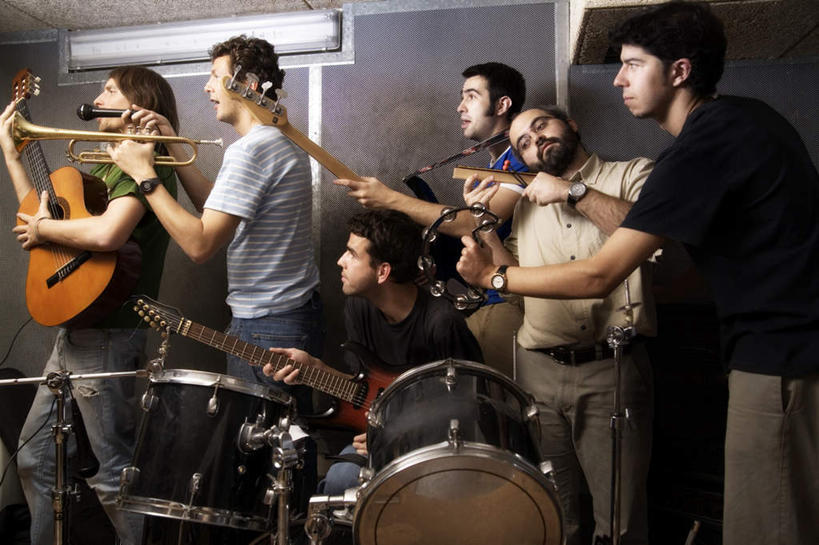 西方人,横图,室内,白天,正面,游戏,照明,欧洲,欧洲人,乐队,阴影,反射,影子,墙,灯光,鼓,吉他,架子鼓,乐器,铜管乐器,弦乐器,小号,许多人,摇滚,玩,娱乐,顶灯,墙壁,墙面,灯,灯具,一群人,休闲,狂欢,活动,打击乐器,照亮,照明设备,发泄,消遣,智力,弹拨弦鸣乐器,铜管,爵士鼓,宣泄,白种人,玩耍,嬉戏,半身,彩图,弹拨弦乐器