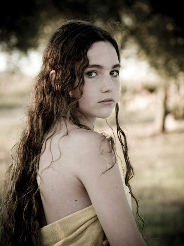 西方人,脸,头,眼睛,鼻子,嘴,耳朵,脸颊,眉毛,睫毛,一个人,站,竖图,室外,特写,白天,侧面,裙子,草地,草坪,森林,树林,植物,欧洲,欧洲人,瞳孔,仅一个年轻女性,仅一个女性,仅一个人,连衣裙,朦胧,模糊,注视,草,树,树木,绿色,观察,看,站着,思考,眼部,生长,成长,观看,察看,关注,思虑,年轻女性,女人,女性,白种人,头部,鼻,鼻孔,耳,耳部,睫,口,口腔,脸部,脸蛋,眉,面部,眼,眼睫毛,眼眉,嘴巴,嘴唇,站立,半身,彩图,眼眉毛