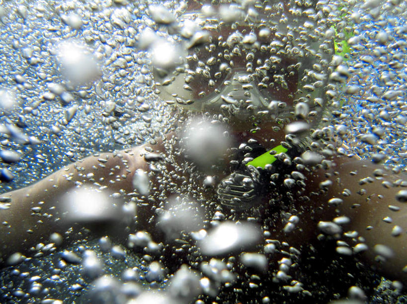 游泳,西方人,一个人,横图,室外,白天,正面,锻炼,运动,美景,欧洲,欧洲人,仅一个男性,仅一个人,阴影,反射,影子,景观,裸露,仅一个年轻男性,自然,泡泡,景色,潜水,自然风光,裸,潜水运动,体育,男人,男性,年轻男性,白种人,半身,彩图,健身