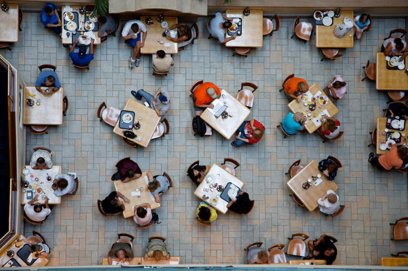 西方人,坐,吃,横图,俯视,室内,白天,桌面,桌子,椅子,欧洲,欧洲人,阴影,反射,木制,瓷砖,地砖,影子,木椅,地面,许多人,木制品,一群人,饭铺,白种人,嚼,食,坐着,半身,彩图,高角度拍摄,饭店,饭馆