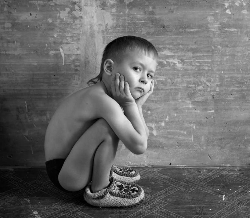 西方人,儿童,脸,头,眼睛,鼻子,嘴,耳朵,脸颊,眉毛,睫毛,手,一个人,蹲,横图,室内,白天,侧面,纯洁,地板,欧洲,欧洲人,瞳孔,仅一个男性,仅一个人,撑,阴影,反射,影子,墙,地面,托腮,注视,木地板,墙壁,墙面,小孩,观察,看,托,仅一个小孩,手部,可爱,童年,童趣,眼部,观看,疑问,察看,关注,托下巴,童真,烂漫,无邪,天真,男孩,男人,男性,白种人,孩子,头部,鼻,鼻孔,耳,耳部,睫,口,口腔,脸部,脸蛋,眉,面部,眼,眼睫毛,眼眉,嘴巴,嘴唇,蹲着,彩图,全身,眼眉毛,男生