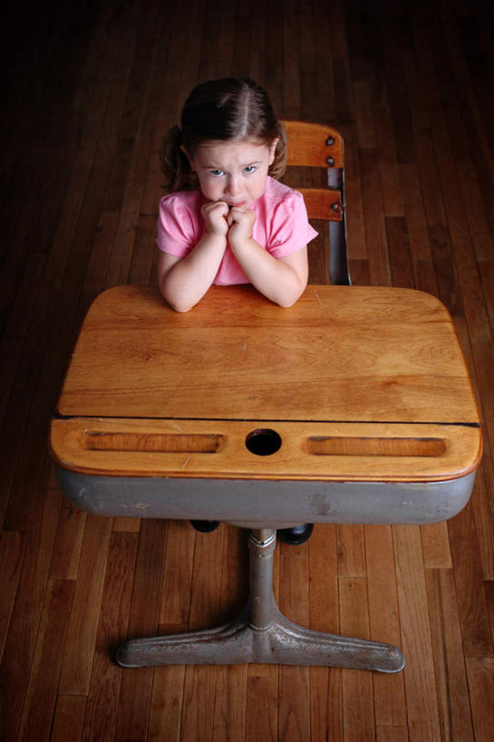 西方人,儿童,一个人,坐,竖图,俯视,室内,白天,纯洁,地板,桌子,椅子,欧洲,欧洲人,仅一个女性,仅一个人,木椅,地面,注视,书桌,木地板,小孩,黄色,课桌,观察,看,仅一个小孩,可爱,童年,童趣,观看,察看,关注,童真,烂漫,无邪,委屈,勉强,委曲,天真,女孩,女人,女性,白种人,孩子,坐着,彩图,高角度拍摄,全身,女生