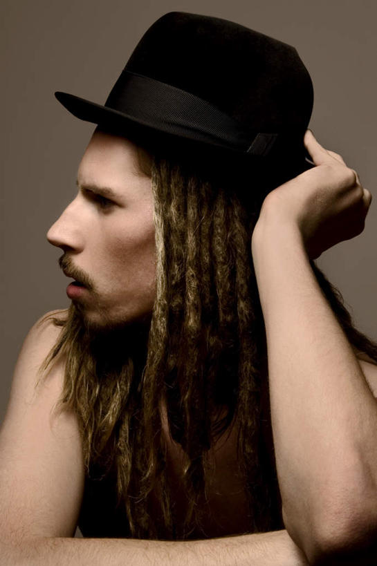 西方人,头发,一个人,竖图,室内,特写,白天,侧面,帽子,欧洲,欧洲人,仅一个男性,仅一个人,灰色背景,礼帽,仅一个年轻男性,摄影,影棚,男人,男性,年轻男性,白种人,发型,半身,彩图,影棚拍摄,拍摄