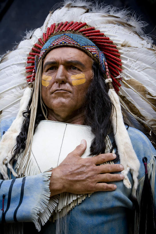 西方人,脸,头,脸颊,一个人,站,竖图,室外,白天,正面,欧洲,欧洲人,仅一个男性,仅一个人,仅一个中年男性,传统服饰,装饰,注视,观察,看,站着,观看,华丽,修饰,点缀,察看,关注,衬托,美观,雅致,雅观,男人,男性,中年男性,白种人,头部,脸部,脸蛋,面部,站立,半身,彩图