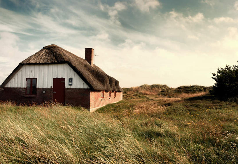 无人,家,横图,室外,白天,正面,旅游,度假,草地,草坪,荒凉,美景,植物,阴影,光线,影子,房屋,屋子,荒野,景观,云,云朵,云彩,娱乐,楼房,住宅,草,蓝色,绿色,白云,蓝天,天空,阳光,自然,天,享受,休闲,景色,放松,晴朗,自然风光,荒原,冷落,一间,荒芜,晴空,彩图,房子