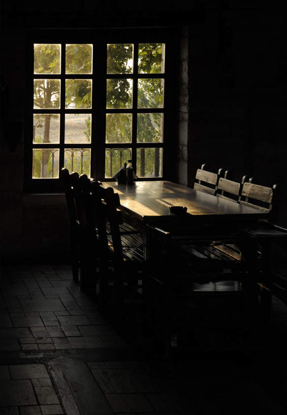 无人,客厅,竖图,室内,白天,正面,窗户,桌面,桌子,椅子,一排,整齐,木制,瓷砖,地砖,木椅,地面,玻璃窗,排列,木制品,起居室,队列,客堂,彩图